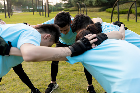 健身男生团体户外素质拓展运动背景