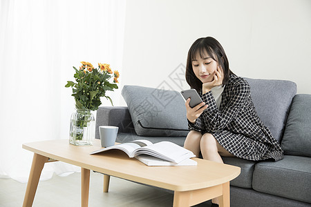 女孩购物素材居家文艺女性玩手机背景