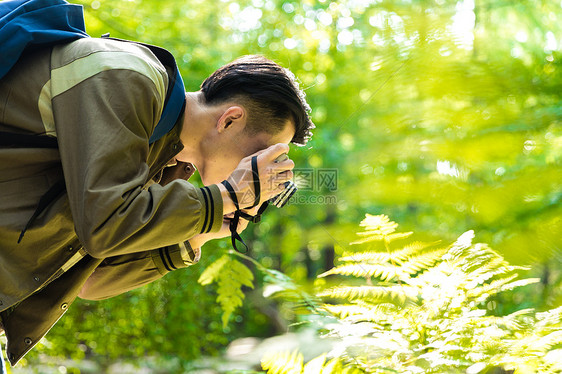 青年男性拍照图片