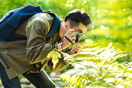 丛林摄影青年男性拍照背景