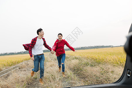 情侣牵手奔跑户外奔跑的情侣背景