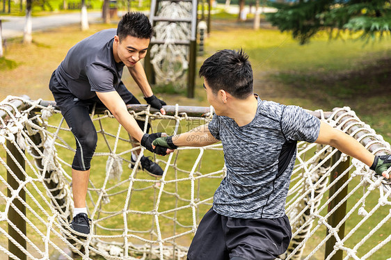 合作翻越障碍图片