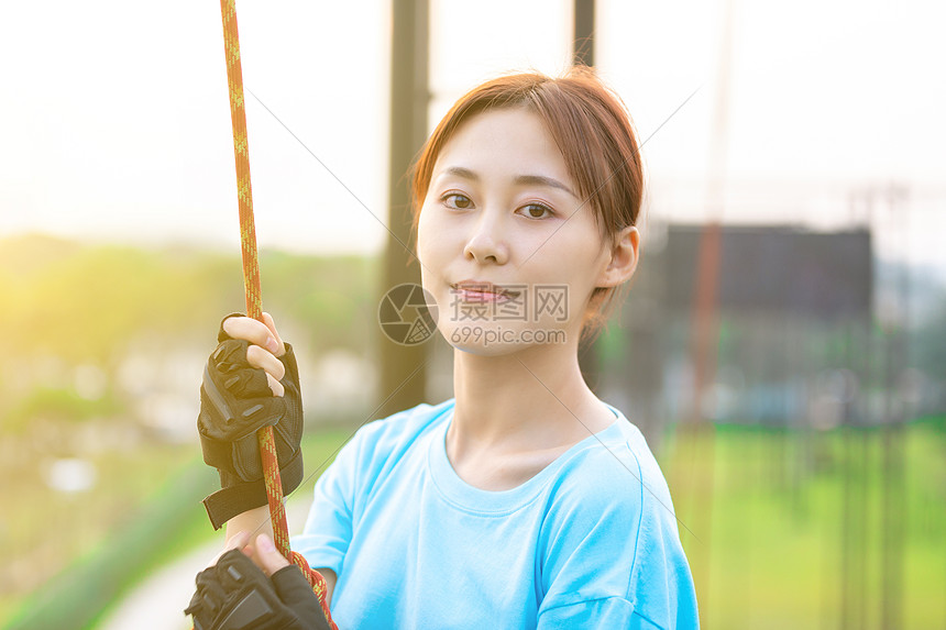 女性高空素质拓展挑战形象图片