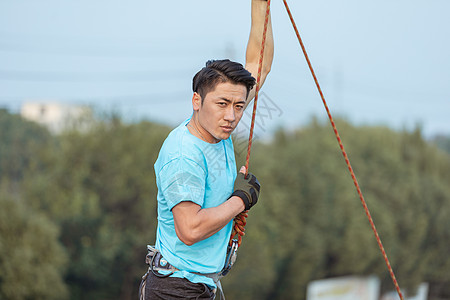 高空素质拓展男性形象背景图片