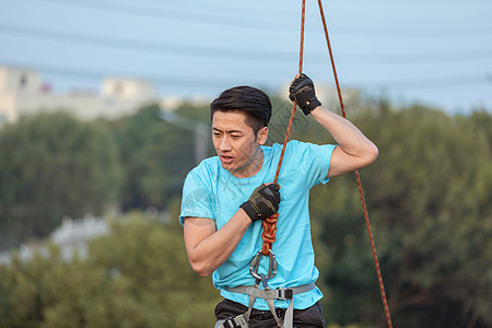 高空素质拓展男性形象图片