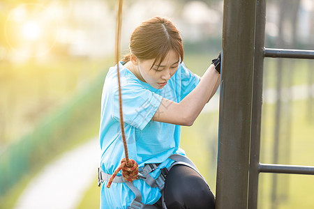 女性高空爬梯挑战背景图片