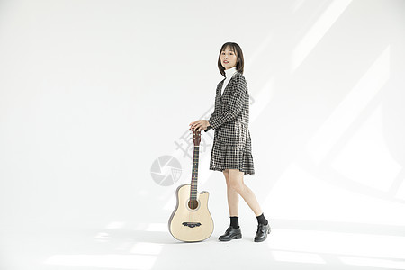文艺女性弹吉他背景图片