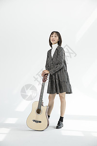 文艺女性弹吉他背景图片