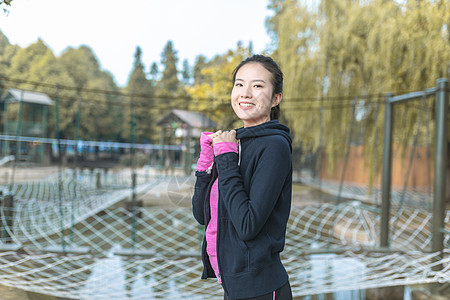 户外女性运动健身形象高清图片