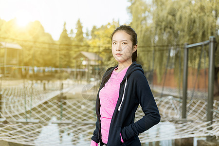 户外女性运动健身形象背景图片