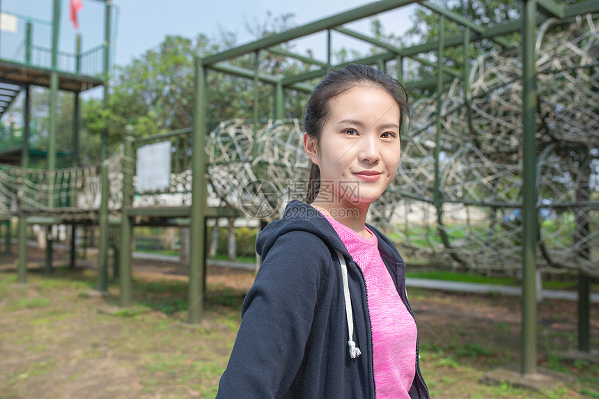 运动障碍拓展女性形象图片