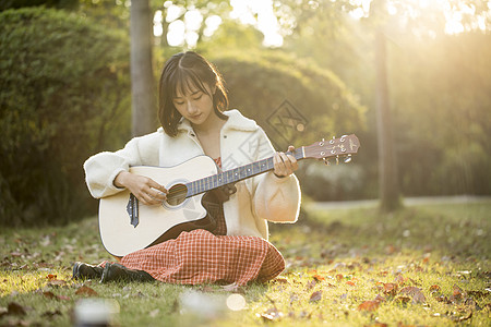 弹吉他萝莉少女文艺少女户外弹吉他背景