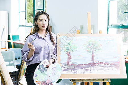 老年学习女性绘画作品展示背景