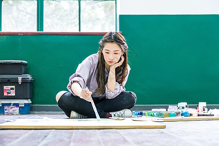 青春女孩坐地上画油画图片