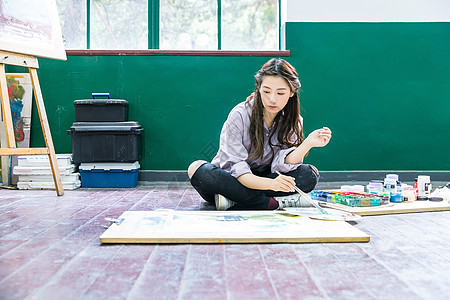 青春女孩坐地上画油画图片