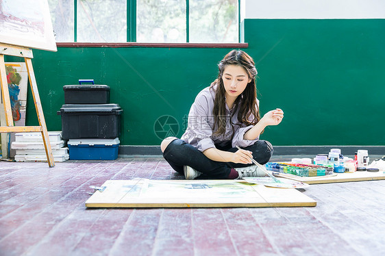 青春女孩坐地上画油画图片