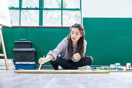 青春女孩坐地上画油画图片