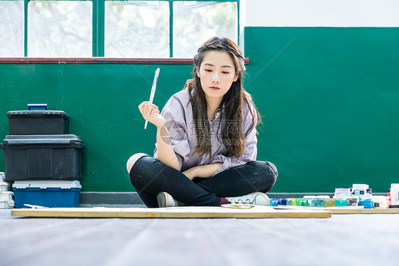 青春女孩坐地上画油画图片