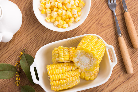 新鲜的甜玉米高清图片