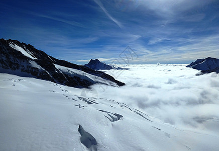 度假旅游滑雪瑞士少女峰的冰山云海背景