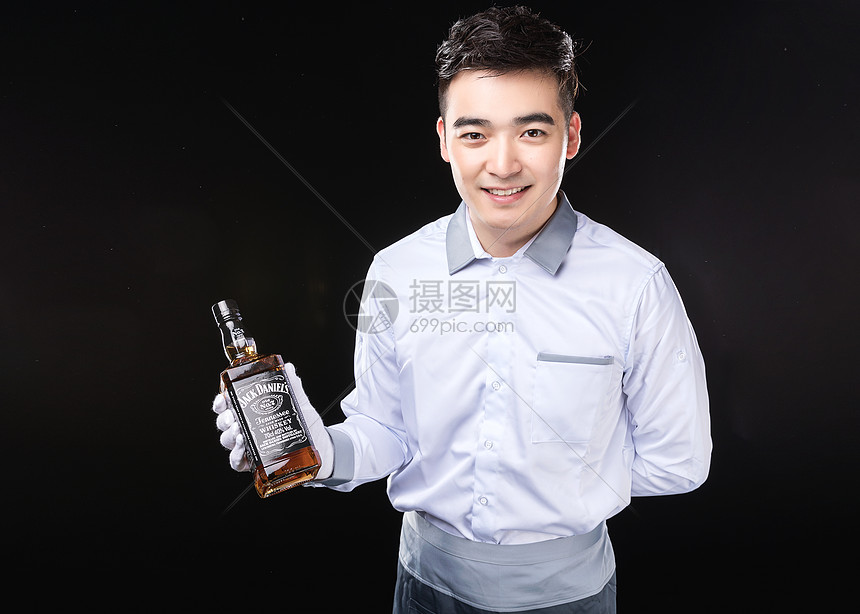 男性服务员洋酒服务图片