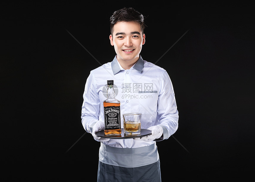 男性服务员洋酒服务图片