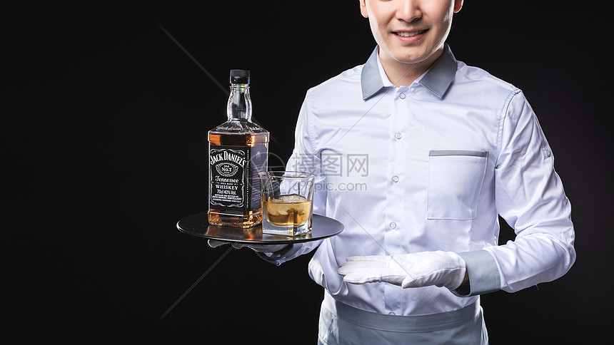 男性服务员洋酒服务图片