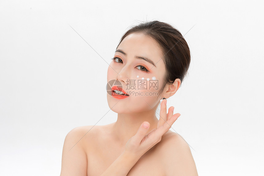 美女眼部护理图片