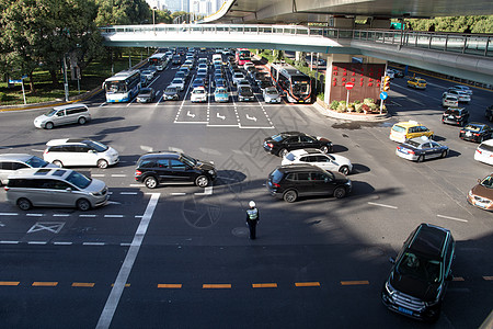 交警在指挥交通汽车交通背景