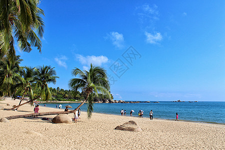 海南房产碧海蓝天的三亚湾背景