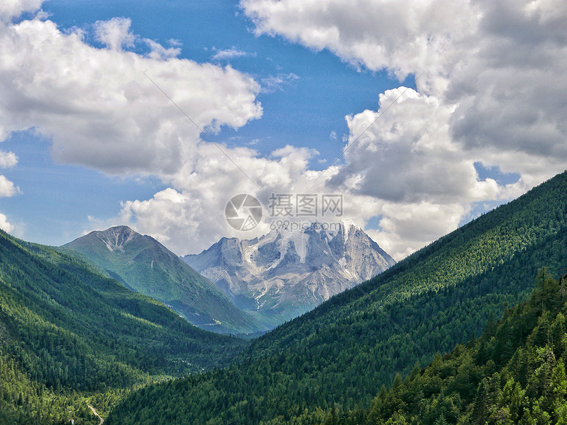 川西第二香巴拉亚拉雪山远景图片