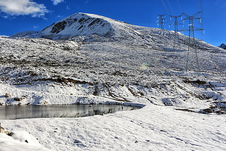 川西雪后折多山上的湖泊图片