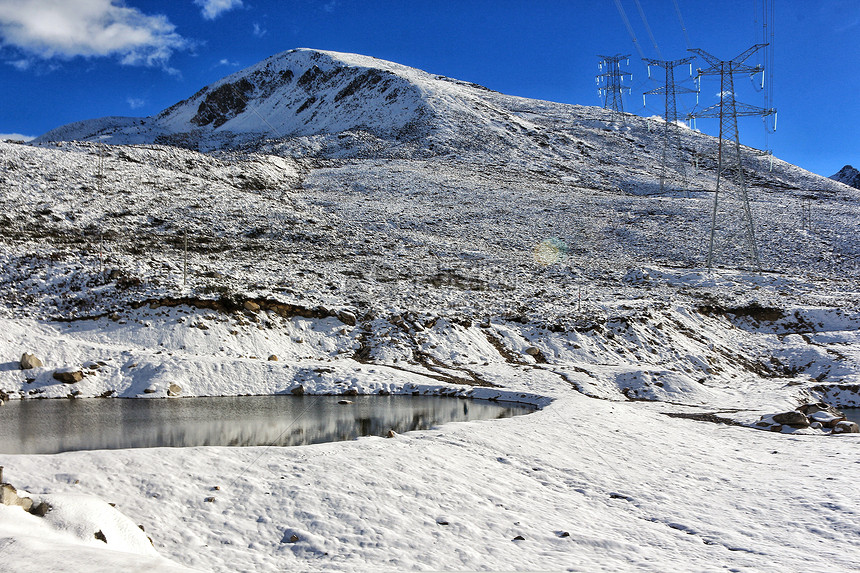 川西雪后折多山上的湖泊图片