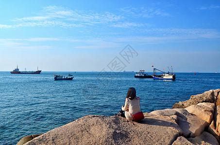 海边远眺的少女图片