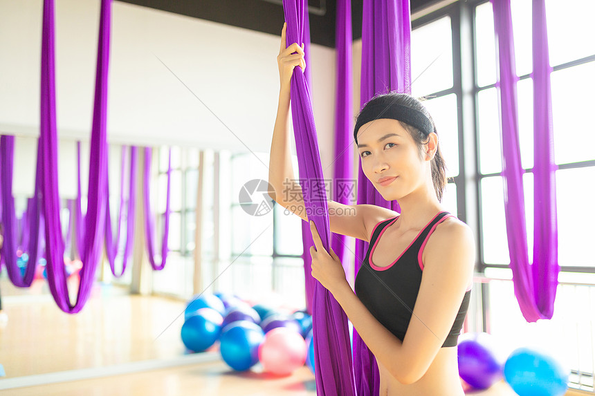 女性空中瑜伽图片