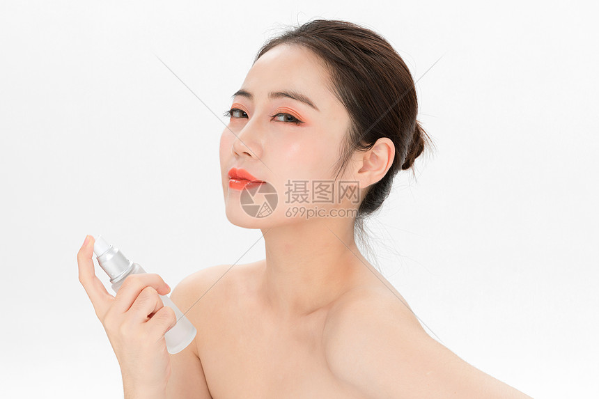 女性肌肤美白补水图片