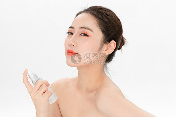 女性肌肤美白补水图片