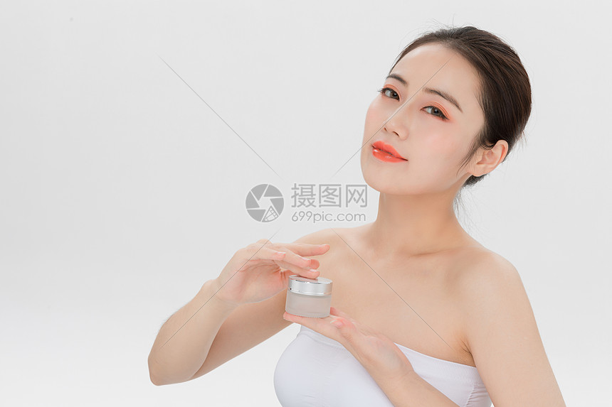 女性肌肤美白补水图片