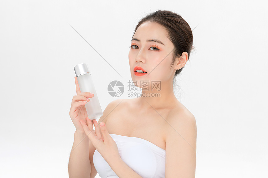女性肌肤美白补水图片