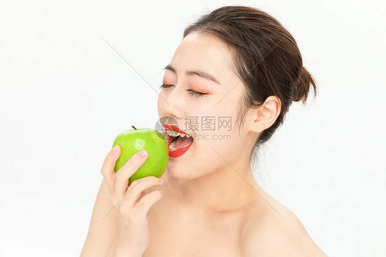 吃青苹果的美女图片