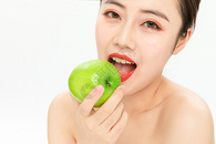 吃青苹果的美女图片