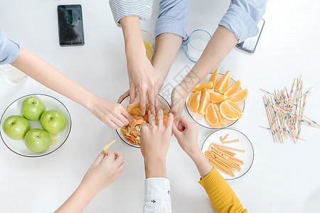 青年聚会玩手游吃零食图片