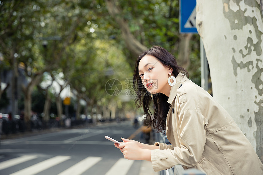 青春文艺女孩街头写真图片