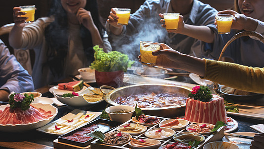 热闹吃饭火锅美食青年聚会背景