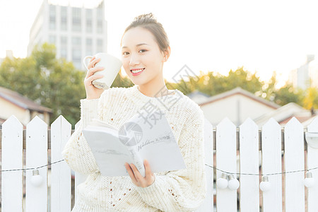 看书喝水的女孩女性生活阅读背景