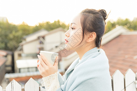 温暖冬日年轻女性喝水高清图片