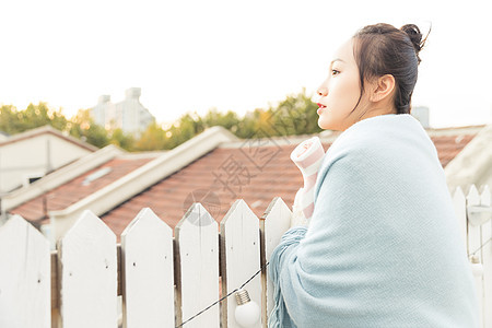 温暖冬日美女手抱暖水袋图片