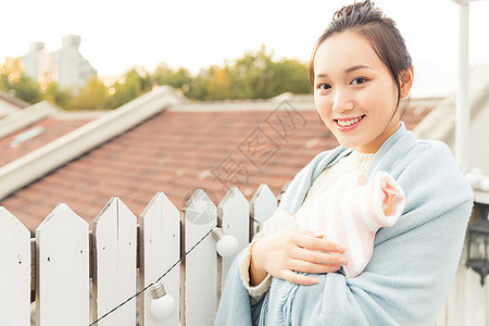 温暖冬日美女手抱暖水袋图片