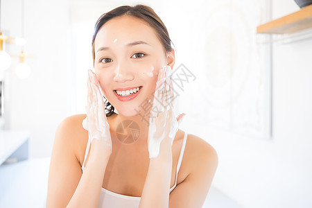 女性居家护肤年轻女孩护肤洗脸背景