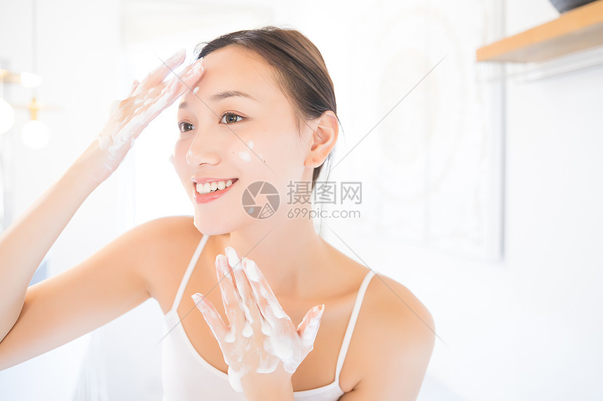 年轻女孩护肤洗脸图片